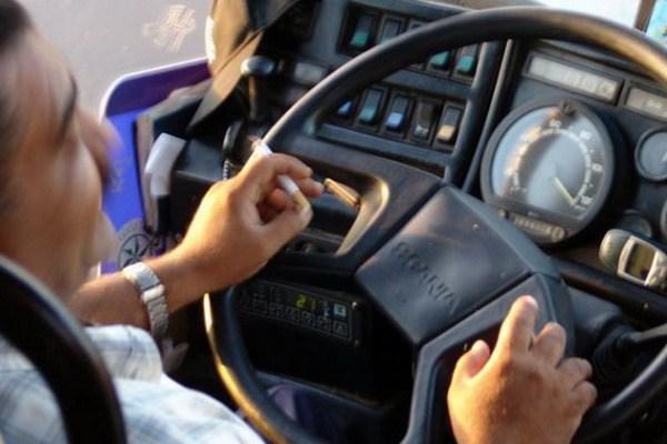 В Баку более 200 водителей автобусов наказаны  за курение за рулем