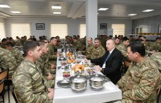 Верховный главнокомандующий ВС Азербайджана Ильхам Алиев ознакомился с условиями в новопостроенной N-й воинской части в Бейлагане (ФОТО) (версия 2) - Gallery Thumbnail