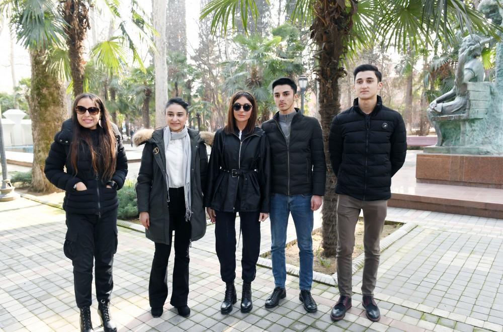 Первый вице-президент Мехрибан Алиева встретилась с гянджинцами в парке культуры и отдыха "Хан багы" (ФОТО) - Gallery Image