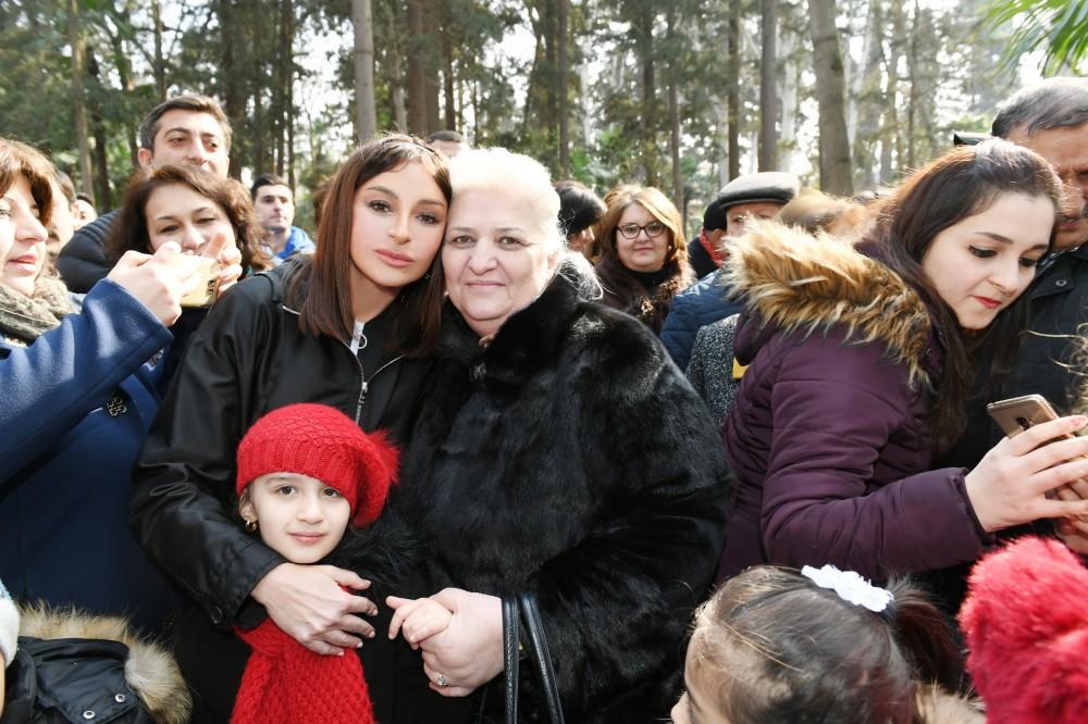 First VP Mehriban Aliyeva meets with Ganja residents in Khan Baghi culture and recreation park (PHOTO)