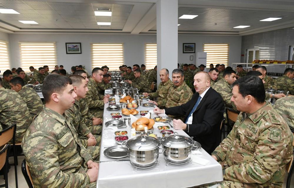 Верховный главнокомандующий ВС Азербайджана Ильхам Алиев ознакомился с условиями в новопостроенной N-й воинской части в Бейлагане (ФОТО) (версия 2) - Gallery Image