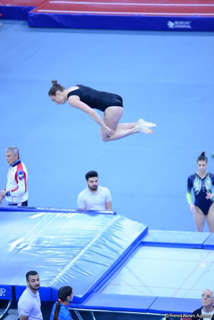 В Баку стартовал второй день соревнований Кубка мира по прыжкам на батуте и тамблингу (ФОТО)