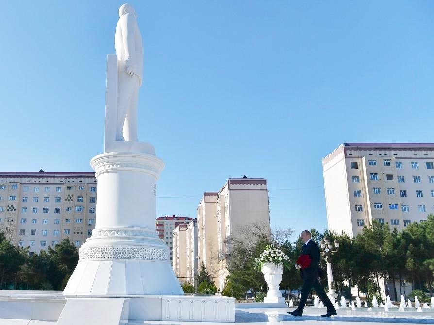 President Ilham Aliyev visits statue of national leader Heydar Aliyev in Sumgayit (PHOTO)