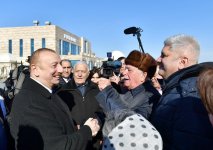 Azerbaijani president meets Sumgayit residents at seaside boulevard (PHOTO)