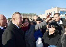 Azerbaijani president meets Sumgayit residents at seaside boulevard (PHOTO)