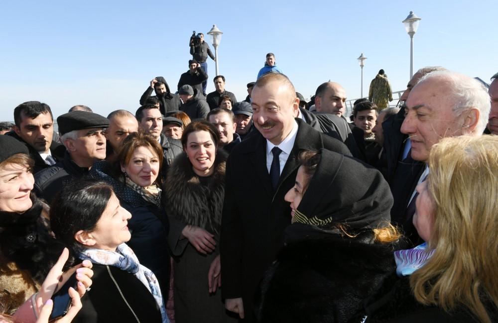 Президент Ильхам Алиев встретился на приморском бульваре Сумгайыта с жителями города (ФОТО) (версия 2) - Gallery Image