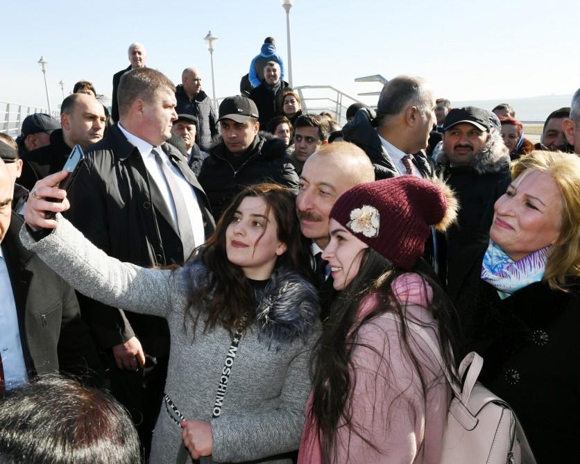Prezident İlham Əliyev Sumqayıtın dənizkənarı bulvarında şəhərin sakinləri ilə görüşüb (FOTO) (YENİLƏNİB)