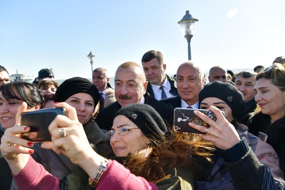 Президент Ильхам Алиев встретился на приморском бульваре Сумгайыта с жителями города (ФОТО)