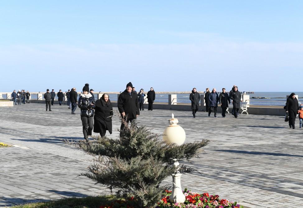 Президент Ильхам Алиев встретился на приморском бульваре Сумгайыта с жителями города (ФОТО) (версия 2) - Gallery Image