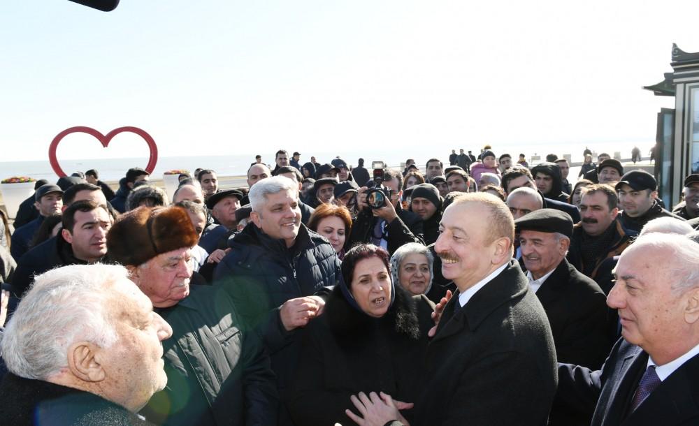 Prezident İlham Əliyev Sumqayıtın dənizkənarı bulvarında şəhərin sakinləri ilə görüşüb (FOTO) (YENİLƏNİB)