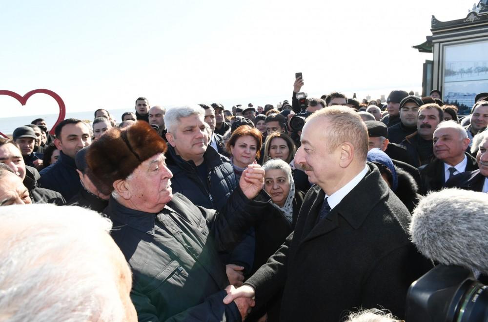 Президент Ильхам Алиев встретился на приморском бульваре Сумгайыта с жителями города (ФОТО) (версия 2)