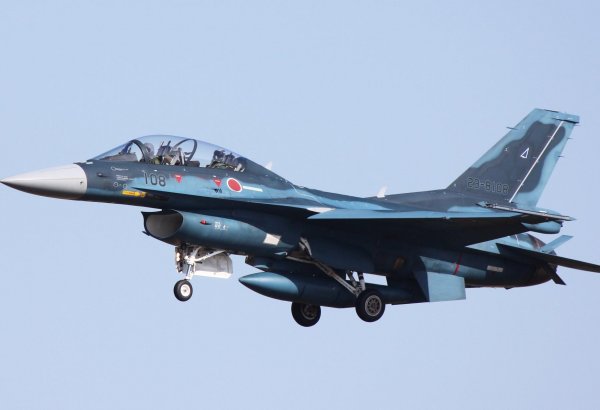 Истребитель ВВС Японии совершил вынужденную посадку в гражданском аэропорту