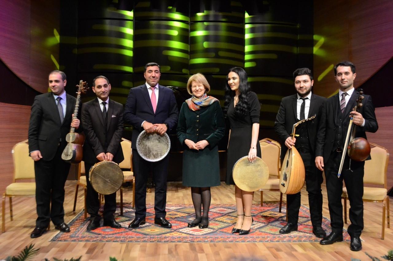 Баронесса Эмма Николсон восхищена азербайджанским мугамом (ФОТО)