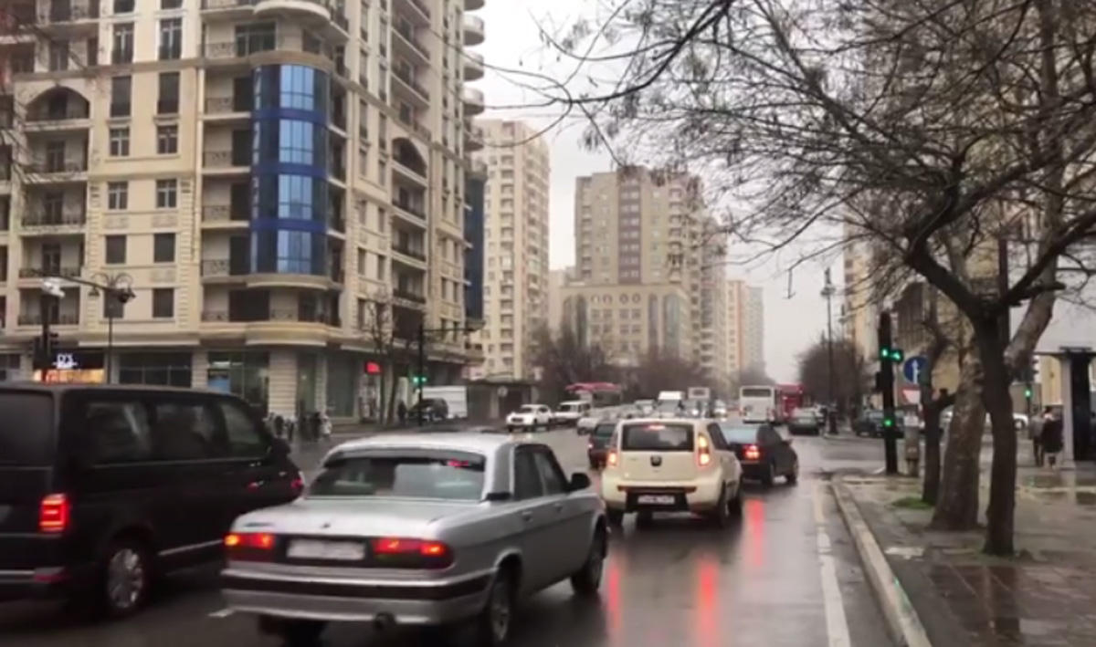 В Баку изменен режим работы светофора на одном из перекрестков (ВИДЕО)