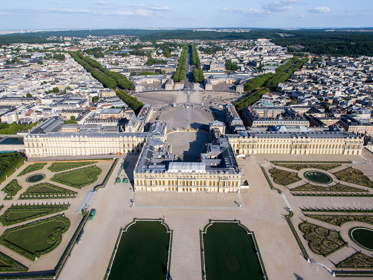 В Версальский дворец с опозданием на 350 лет доставят кусок мрамора