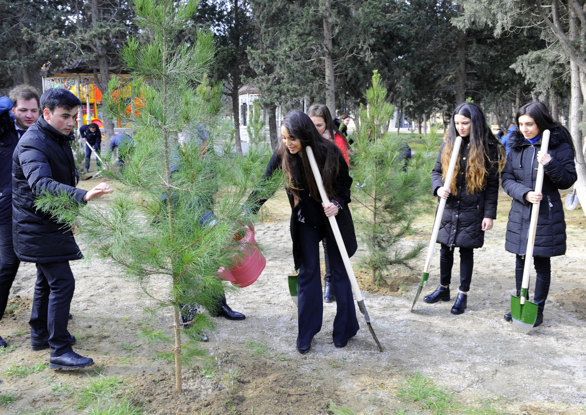 Вице-президент Фонда Гейдара Алиева Лейла Алиева приняла участие в акции по посадке деревьев в рамках кампании "Справедливость к Ходжалы!" (ФОТО) - Gallery Image