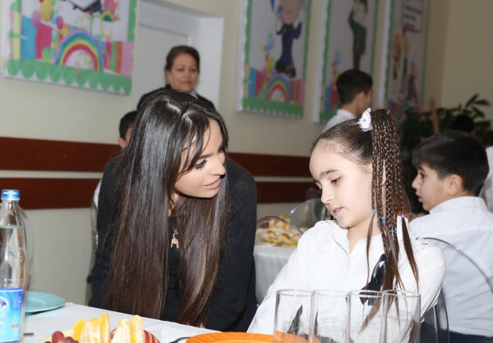 Вице-президент Фонда Гейдара Алиева Лейла Алиева встретилась с воспитанниками детдома в Сураханском районе Баку (ФОТО)