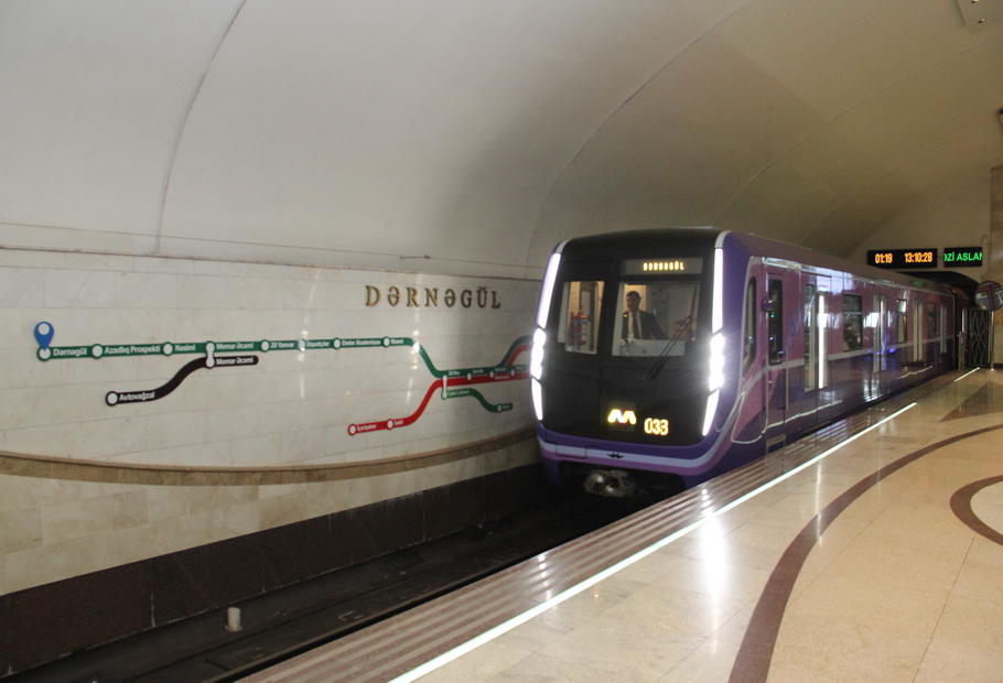 В вагоне бакинского метро возникла проблема