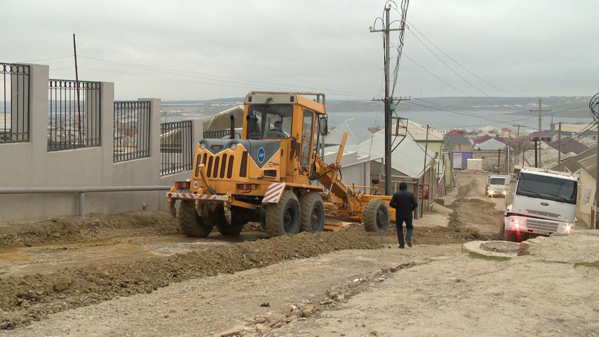 В одном из бакинских поселков реконструируются дороги (ФОТО)