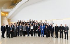 Президент Ильхам Алиев и Первая леди Мехрибан Алиева встретились с группой деятелей культуры и искусства (ФОТО) (версия 3)