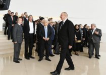 Azerbaijani president, first lady meet culture, art figures (PHOTO)