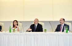 Azerbaijani president, first lady meet culture, art figures (PHOTO)