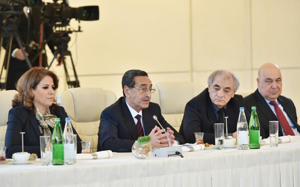 Azerbaijani president, first lady meet culture, art figures (PHOTO)