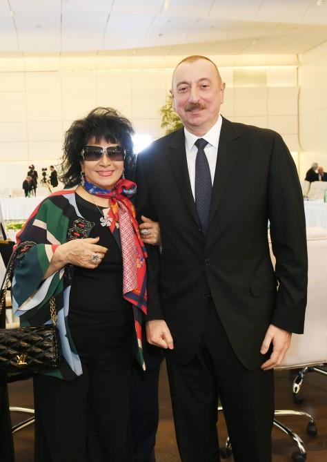 Президент Ильхам Алиев и Первая леди Мехрибан Алиева встретились с группой деятелей культуры и искусства (ФОТО) (версия 3)