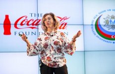 Coca-Cola поздравила женщин с 8 марта (ФОТО)