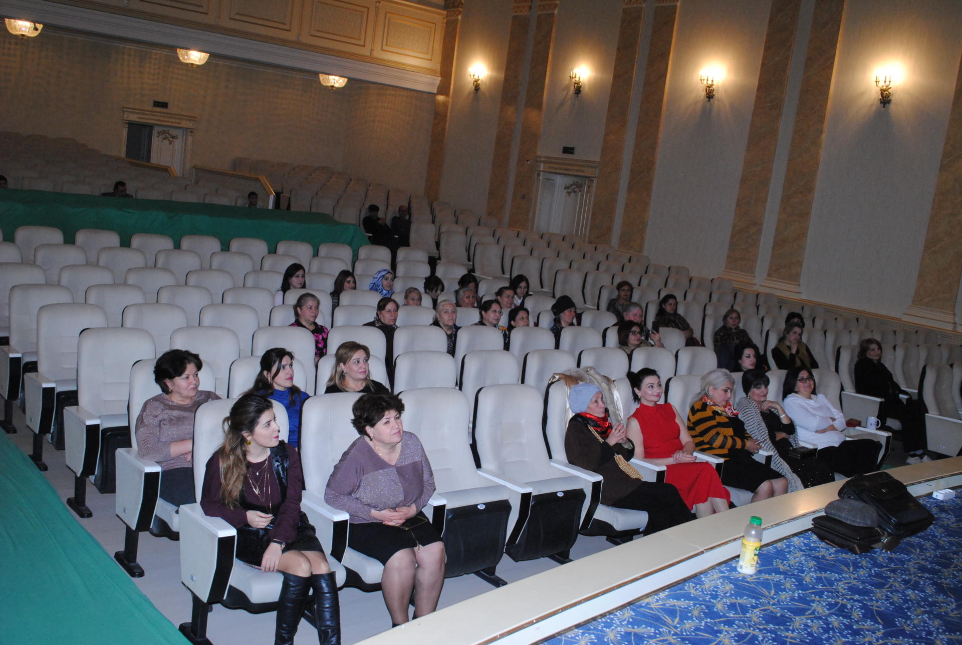 Sumqayıt Dövlət Dram Teatrı qadın əməkdaşlarını təbrik edir (FOTO)
