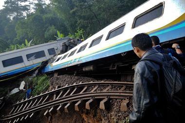 В Индонезии пассажирский поезд сошел с рельсов