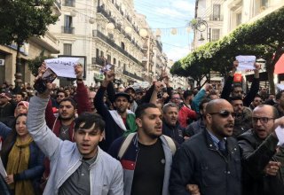 В столице Алжира проходят новые акции протеста с требованием отставки президента Бенсалеха