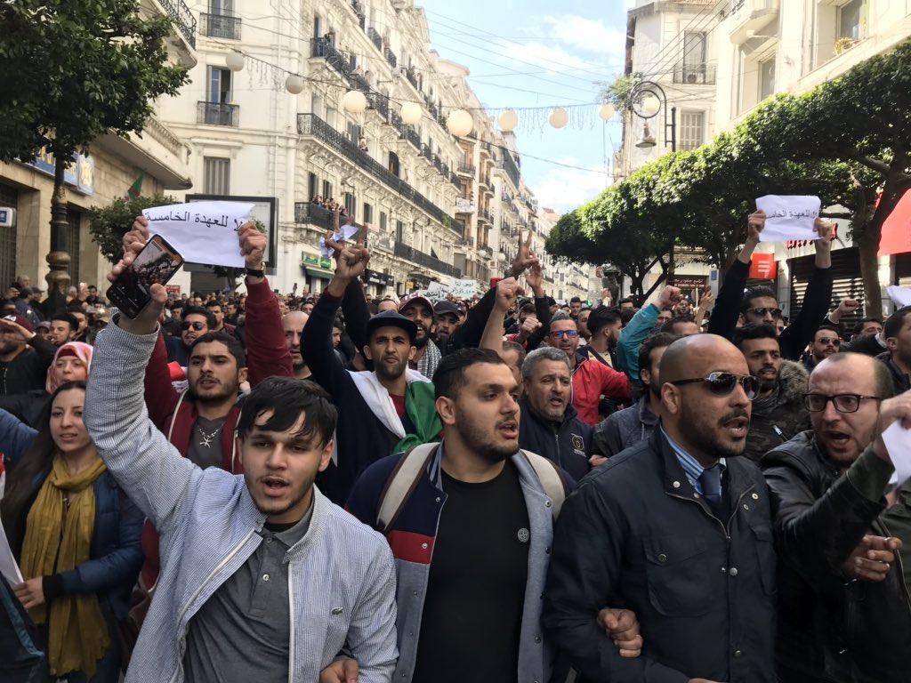 Алжирцы вышли на улицы с протестами после заявления президента о выборах