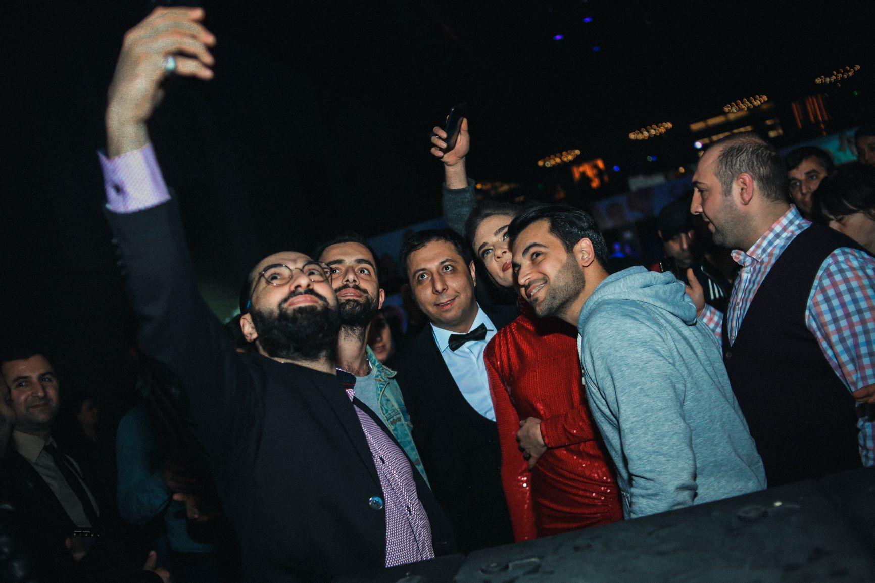 Турецкие красавицы в окружении азербайджанцев, или Потрескавшаяся любовь (ВИДЕО, ФОТО)