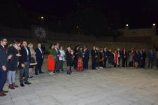 Послы прошли в Баку символический "ритуал очищения" перед Новрузом (ФОТО)