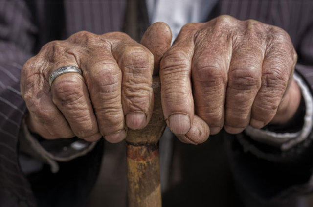 Şəmkirdə 87 yaşlı kişini aldadıb qonaq apardılar, sonra soydular