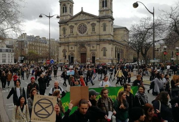 Во Франции тысячи студентов вышли на манифестации против загрязнения окружающей среды