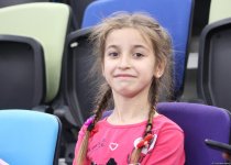 Юные зрительницы Кубка мира болеют за азербайджанских гимнастов (ФОТО)