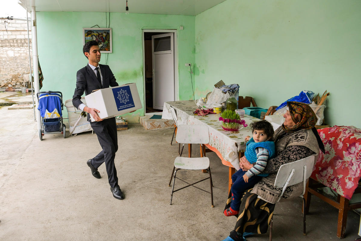 Фонд Гейдара Алиева раздает малообеспеченным семьям подарки по случаю праздника Новруз (ФОТО)