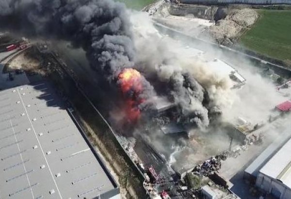 В Стамбуле горит химическая фабрика, есть пострадавшие (Обновлено) (ФОТО/ВИДЕО)