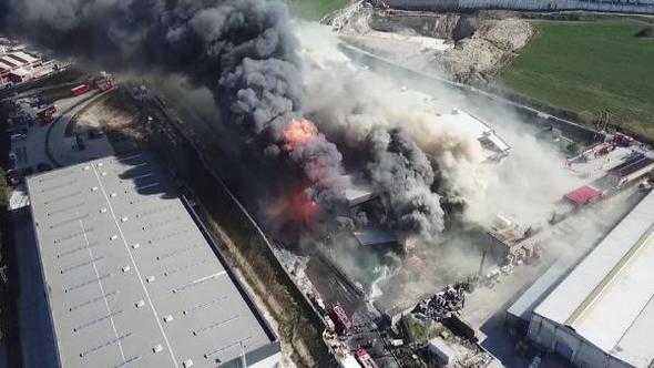 В Стамбуле горит химическая фабрика, есть пострадавшие (Обновлено) (ФОТО/ВИДЕО)