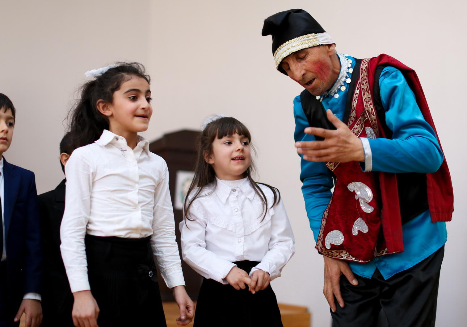 Bank Respublika организовал праздничное веселье в школах-интернатах в Загатале и Балакене (ФОТО)