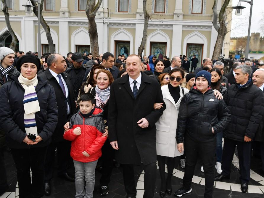 Президент Ильхам Алиев и Первая леди Мехрибан Алиева приняли участие во всенародном веселье по случаю Новруз байрамы (ФОТО)