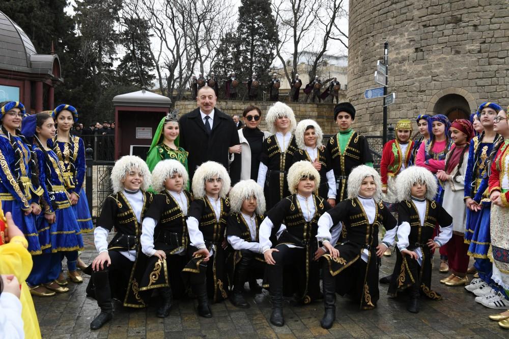 Президент Ильхам Алиев и Первая леди Мехрибан Алиева приняли участие во всенародном веселье по случаю Новруз байрамы (ФОТО)