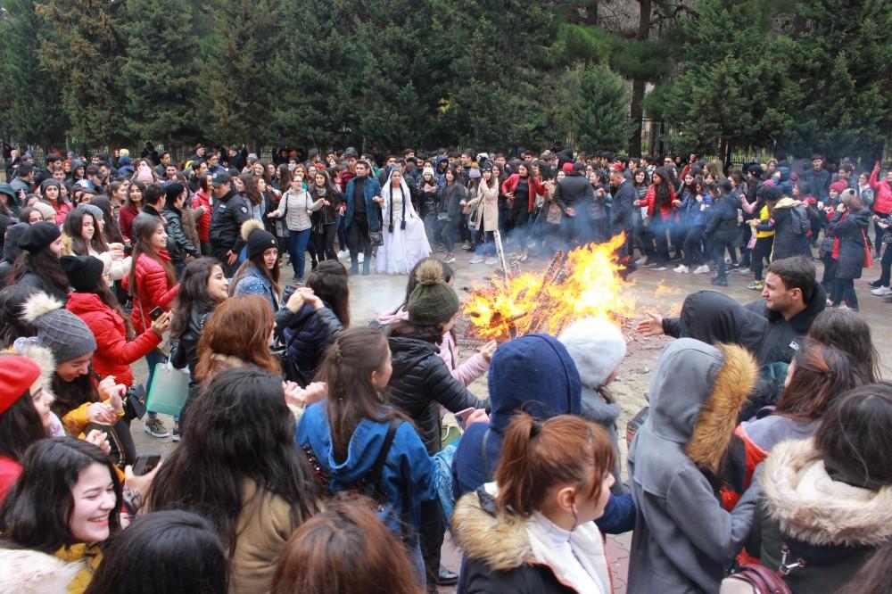 Баку празднует Новруз в торжественной форме (ФОТО)