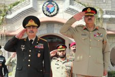 Azerbaijan Defense Minister meets with the commander of the Land Forces of Pakistan (PHOTO)
