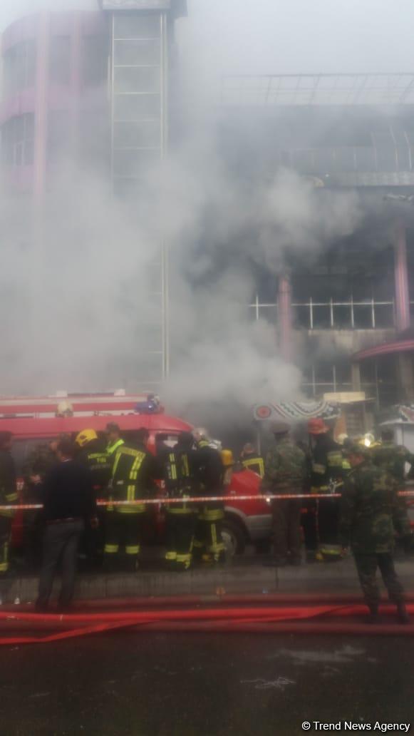 Bakıda ticarət mərkəzinin zirzəmisində yanğınsöndürmə işləri davam edir (FOTO/VİDEO)