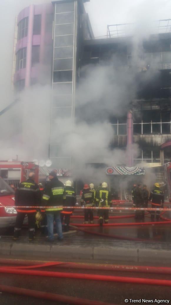 Bakıda ticarət mərkəzinin zirzəmisində yanğınsöndürmə işləri davam edir (FOTO/VİDEO)