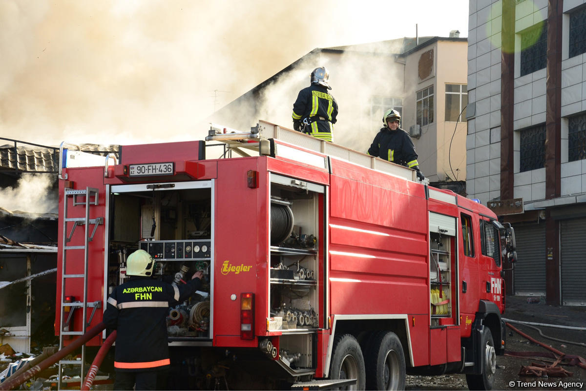 Heydər Əliyev prospektində yaşayış binası yandı, 3 nəfər xəstəxanaya yerləşdirildi