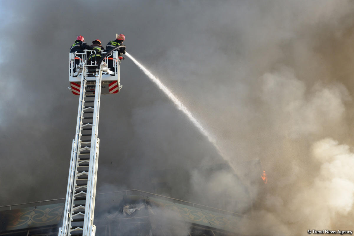 К тушению пожара в т/ц в Баку привлечен вертолет (ФОТО/ВИДЕО)